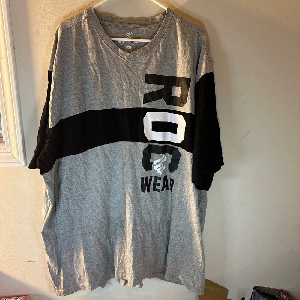 Men's Rocawear T-Shirt Size 5XB Gray and Black